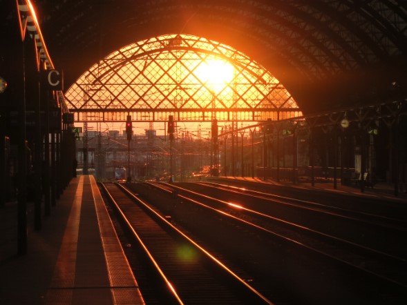 Bahnhofsgebude bei Sonnenuntergang