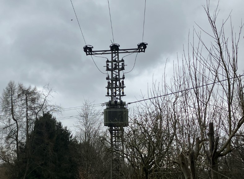Mittelspannungs-Strommast mit Trafo